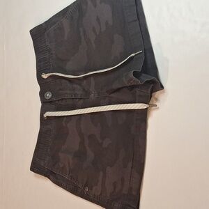 #97 Vuori Women's Ripstop Shorts Camo B1476